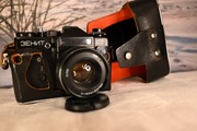 Aparat analogowy Zenit ET  z obiektywem Helios 44M-4 i futerałem