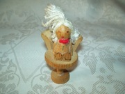 MAŁA LALECZKA DREWNIANA NA FOTELIKU