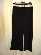 Długie dresowe czarne spodnie.