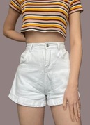 białe spodenki z wysokim stanem, rozmiar M.