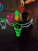 Czaszka byka Neonowe Napisy Na Ścianę. Byk Neon. 