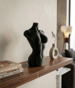 Ozdoba dekoracja do domu wnętrza figurka dekoracyjna – kobieta - czarna
