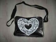 TORBA CZARNA Z SERCEM NA ZAMEK