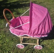 Wózek wiklinowy dla lalek 