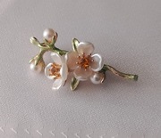 broszka w kształcie gałązki z kwiatami