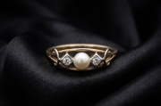 Złory pierścionek antyk, perła, diamenty 18k