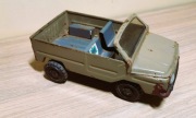 Stary metalowy samochód terenowy – Jeep LuAZ