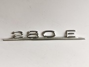 Emblemat 280 E do montażu na tylnej klapie auta Mercedes-Benz 