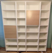 Drewniany regał na książki 