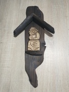 Kapliczka . Chrystus Frasobliwy . Rzeźba ludowa 