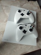 Konsola Xbox one s z dwoma padami