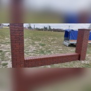 Ala klinkier, ogrodzenie, kamien, slupki, murki