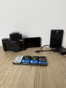 Aparat Sony ZV-1F + ładowarka Newell i 4 baterie