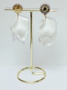 Kolczyki białe z dodatkiem pozłacanych bigli, płatki kwiatów.