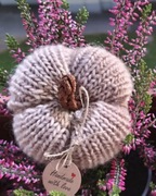 Dynia z wełny wykonana na szydełku.