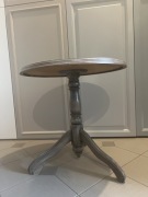 Stolik drewniany ozdobny 