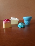 Plastikowe zabawki cukiernicze - kawałek ciasta / babeczka / rożek