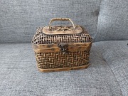 WIKLINOWY KOSZYK VINTAGE Z UCHWYTEM I ZAMKNIĘCIEM – RUSTYKALNY SCHOWEK