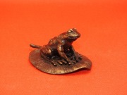 Żaba siedząca na lilii wodnej - odlewana figurka z brązu - miniatura