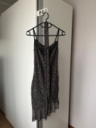 Sukienka na ramiączka w panterkę z falbanką plus ozdoba na szyję