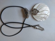 Naszyjnik z masy perłowej – okrągły wisior na skórzanym rzemyku