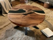 Stolik z czarną żywicą z desek orzecha włoskiego, średnica 71 cm 