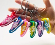 Brelok do kluczy sneakersy kolorowe gumowe buty sportowe zawieszka