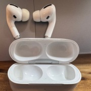Air pods pro 1 gen + cleaning pen
