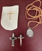 Zestaw dewocjonalia krzyżyk medalion religijne zawieszka biżuteria