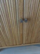 2 szafki -komody ryflowane w kolorze  naturalnego drewna 