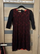 Czarna koronkowa sukienka z czerwoną podszewką