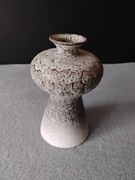 Miniaturowy wazon z teksturą pianki i szkliwa lawowego Kiessling Keramik