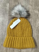 Musztardowa czapka z pomponem za zimę