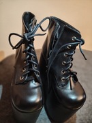 Botki na bardzo wysokiej platformie 