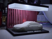  Figurka BMW na scenie.