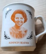 Kubek angielski krolowa Juliana i Beartix 1980