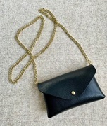 Rylko czarna torebka na złotym łańcuszku 