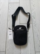 Stylowa czarna saszetka na ramię 4F uniseks 