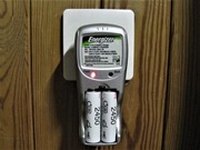 J. Nowa ŁADOWARKA ENERGIZER akumulatorków 'paluszków' 2x AA i 2x AAA mocna