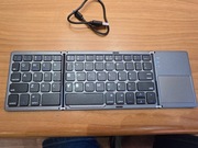 Kompaktowa składana klawiatura Bluetooth z wbudowanym touchpadem.