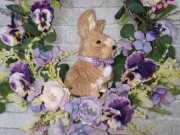 Wielkanocny wianek na drzwi. Zając w bratkach. Rękodzieło.