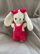 Śliczny królik przytulanka na szydełku