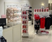 lada, szafy, gondole, ekspozytory, meble do sklepu z bielizną zdobione