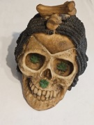Świecznik / Pojemnik Czaszka z Dredami (Motyw Rasta / Konopie)