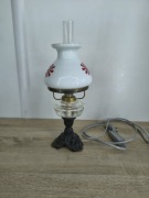 Lampa stołowa w stylu lampy naftowej – szkło mleczne, Czechosłowacja 60 