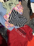 Odzież używana sortowana na kategorie