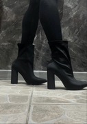Czarne botki na słupku
