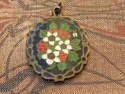 Stary Wisiorek Emalia Ostrokrzew i Biała Poinsecja Boże Narodzenie Vintage