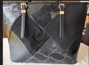 Torebka damska czarna z ozdobami z lakieru zamszu bardzo elegancka