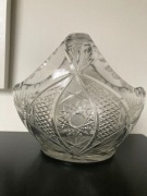 Koszyk z kryształowego szkła przydymionego.